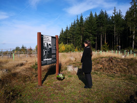 Dr. Arend legt Blumen nieder